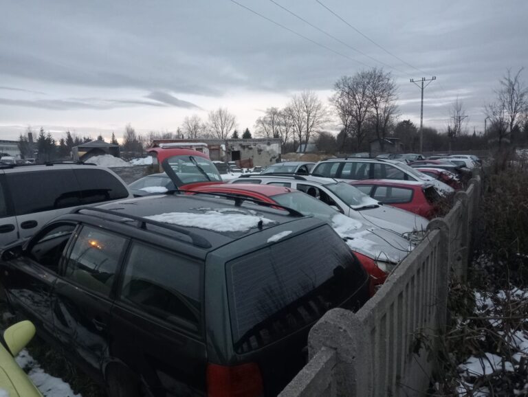 Zginął przygnieciony wrakiem samochodu na parkingu depozytowym