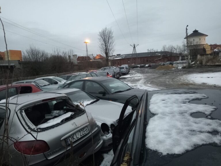 Mężczyzna zginął na parkingu depozytowym. Powiat odpowiada, jak funkcjonuje to miejsce