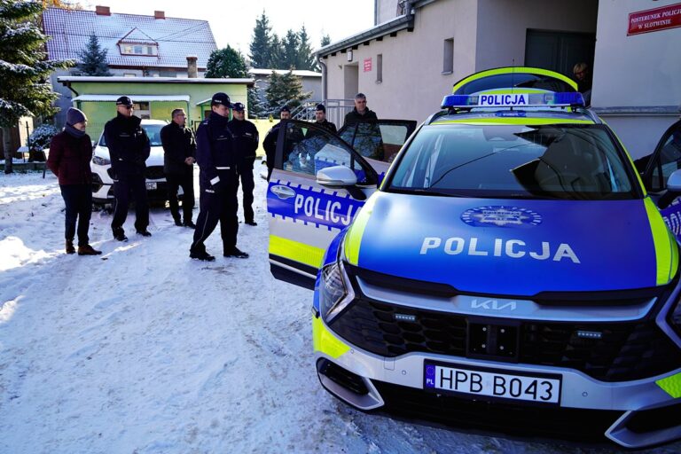 Policjanci ze Słotwiny z nowym radiowozem [FOTO]