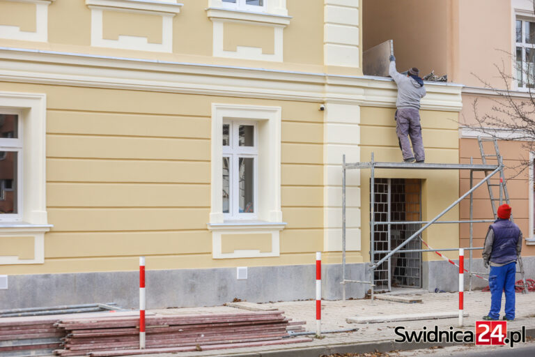 Odnowiona elewacja siedziby MZN wyłoniła się spod rusztowań [FOTO]