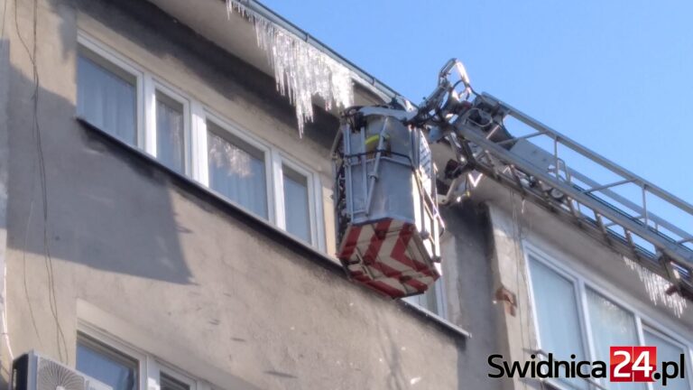 Sople spadły na chodnik i samochody [FOTO]