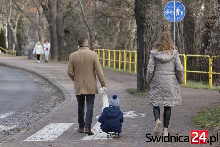 Deskorolka zamiast sanek. Świąteczne spacery świdniczan [FOTO]