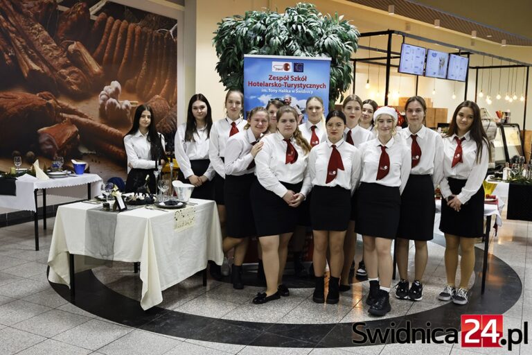 Kto najpiękniej udekorował świąteczny stół? Rywalizowała młodzież z ZSHiT w Świdnicy [FOTO]