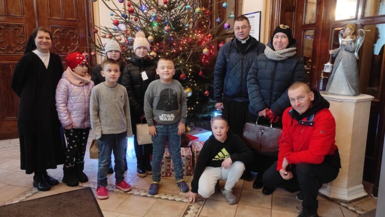 Świąteczne paczki trafiły do podopiecznych Domu Dziecka oraz mieszkanki Mokrzeszowa [FOTO]