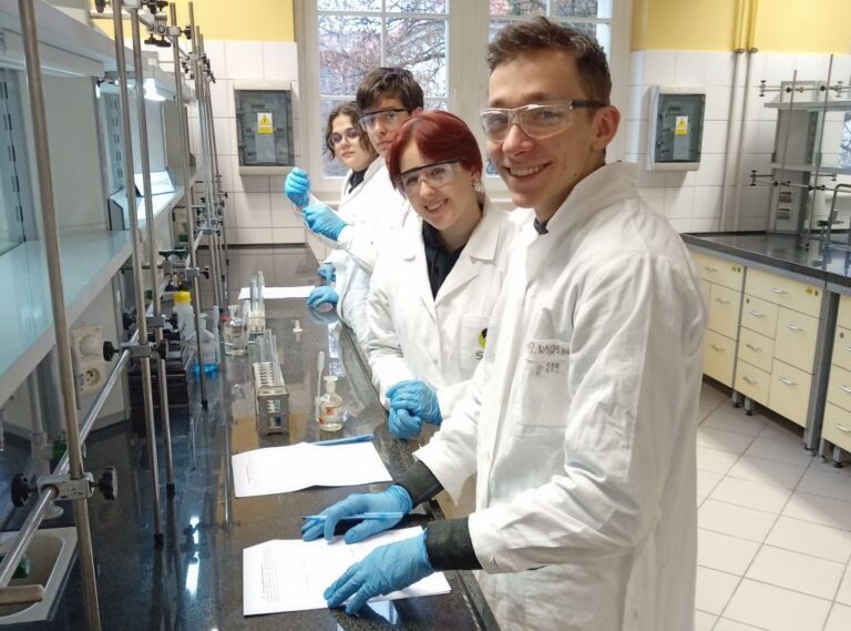 Świdnicka młodzież w laboratorium politechniki