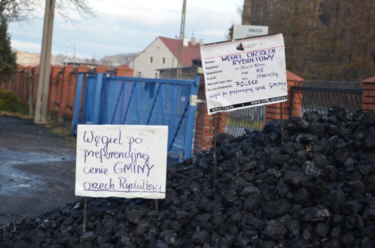 Strzegom już sprzedaje węgiel. Wnioski o opał złożyło ponad 1100 osób