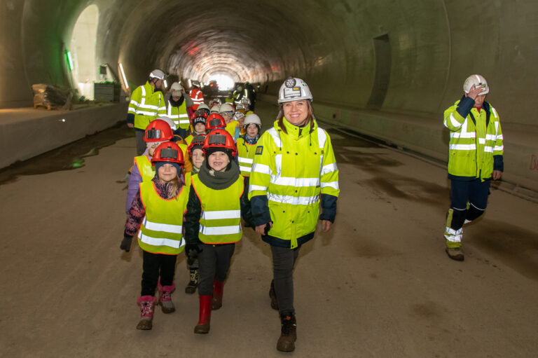 Przyszłość polskiej inżynierii? Przedszkolaki ze Świebodzic na budowie trasy S3 [FOTO]