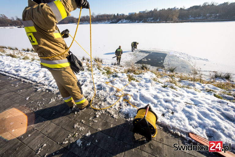 Strażacy na świdnickim zalewie. Służby przypominają o niebezpieczeństwach zabawy na lodzie [FOTO/VIDEO]