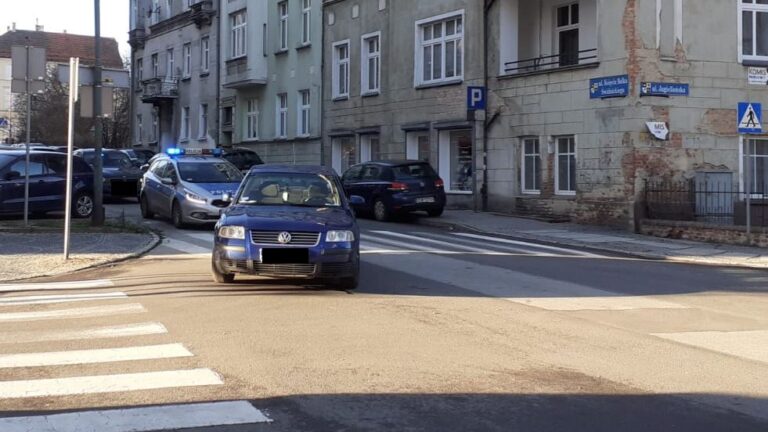 Policjanci siłą wyciągali pijanego kierowcę. „Jak miałem wysiąść, jak ledwo chodzę”