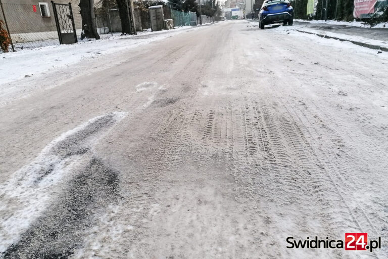 Akcja zima w Świdnicy. Które ulice są odśnieżane? Gdzie interweniować w razie problemów?