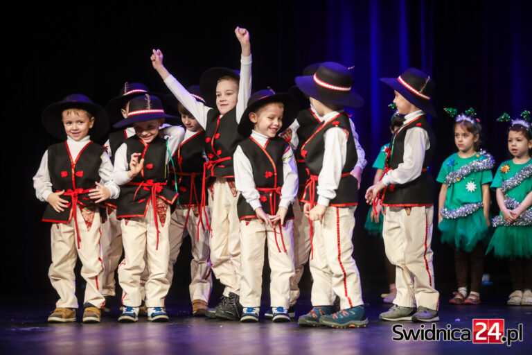 Barwne jasełka i wesołe kolędowanie w teatrze. Rozpoczął się jubileuszowy Świdnicki Przegląd Zespołów Kolędniczych [FOTO]