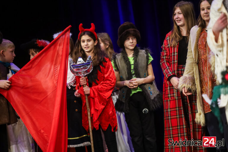 Kolejni kolędnicy wystąpili na scenie świdnickiego teatru [FOTO]