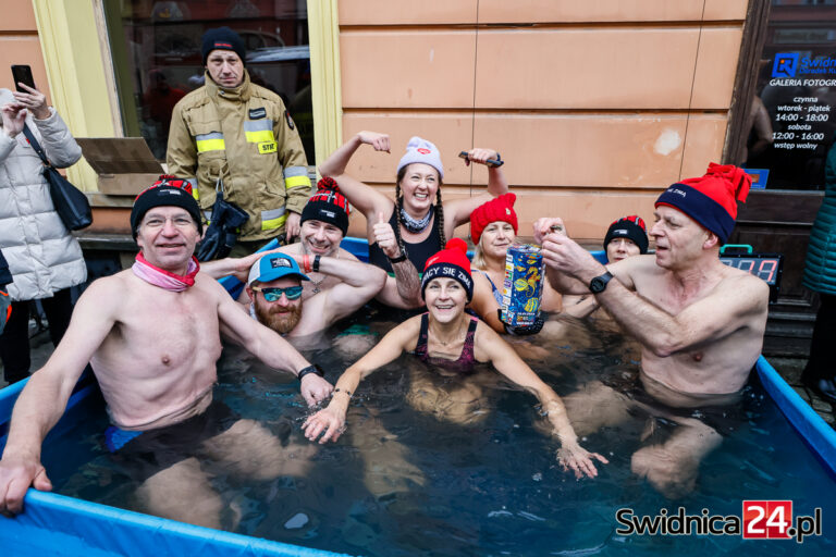 Śmiałkowie w lodowatej wodzie, licytacje w teatrze. 31. Finał WOŚP w Świdnicy [FOTO/VIDEO]