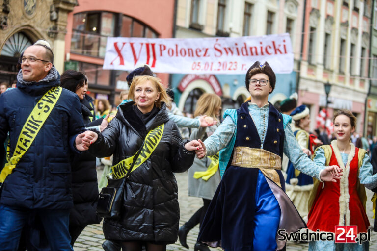 Świdnicki Polonez po raz siedemnasty. Odtańczyło go 600 maturzystów! [FOTO/VIDEO]