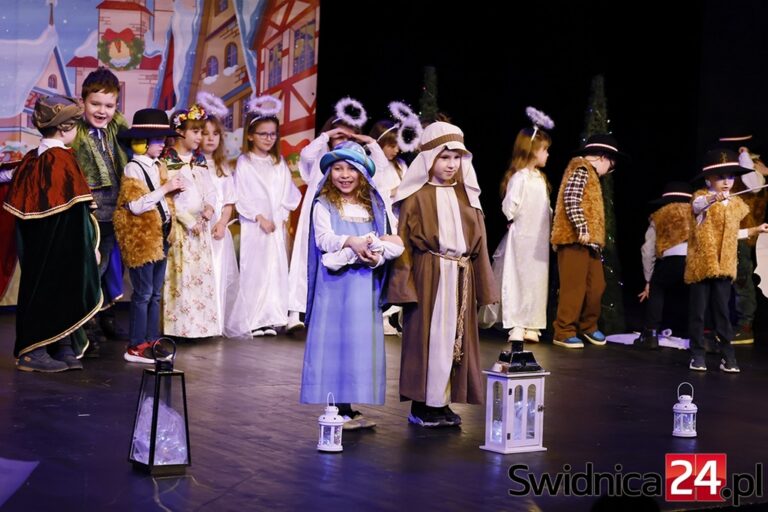 Przedszkolaki i seniorzy w świątecznych spektaklach. Trwa jubileuszowe kolędowanie w teatrze [FOTO]