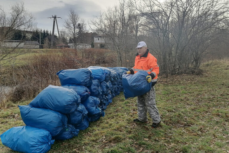 Materace, lodówki, opony, tysiące butelek. Społecznik nieprzerwanie sprząta Świdnicę i okolice [FOTO]