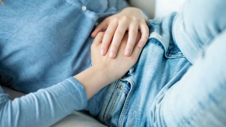 Wzdęty brzuch wieczorem – czego może być objawem?