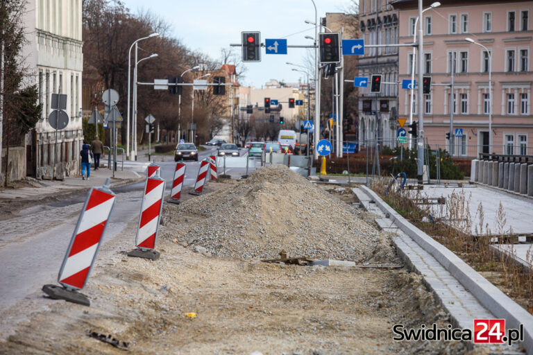 Nowy wykonawca wkracza na aleję Niepodległości. Za dokończenie inwestycji otrzyma 6,7 mln złotych [FOTO]