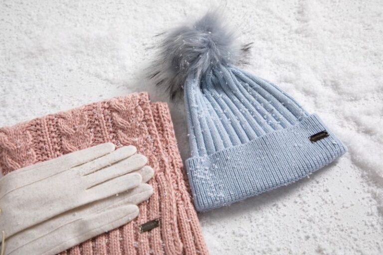 Czapka z pomponem czy bez? Sprawdź, jak je nosić!