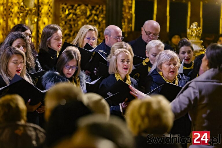 W Kościele Pokoju zabrakło wolnych miejsc! Koncert kolęd przyciągnął tłumy
