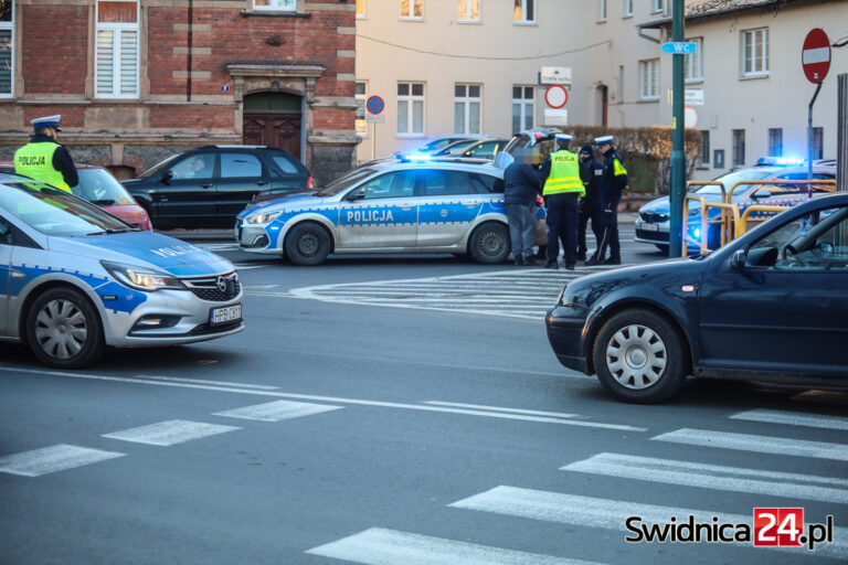 Potrącenie pieszej i dwie stłuczki. Uszkodzony policyjny radiowóz [FOTO]