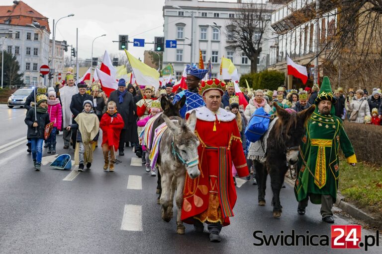 Orszak Trzech Króli przeszedł ulicami Świdnicy. „Nieście radość innym” [FOTO/VIDEO]