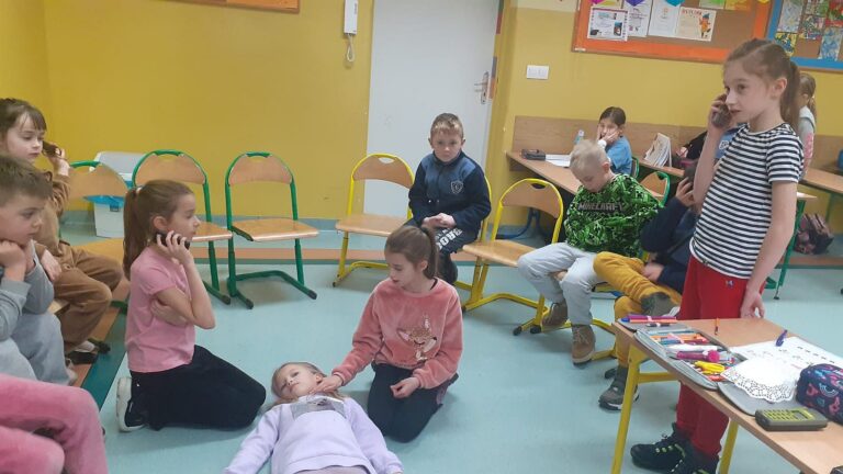 Przed feriami dzieci ze świdnickiej szóstki uczyły się zasad pierwszej pomocy