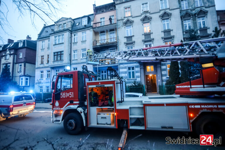 Pożar w kamienicy przy ul. Pionierów Ziemi Świdnickiej [FOTO/VIDEO]