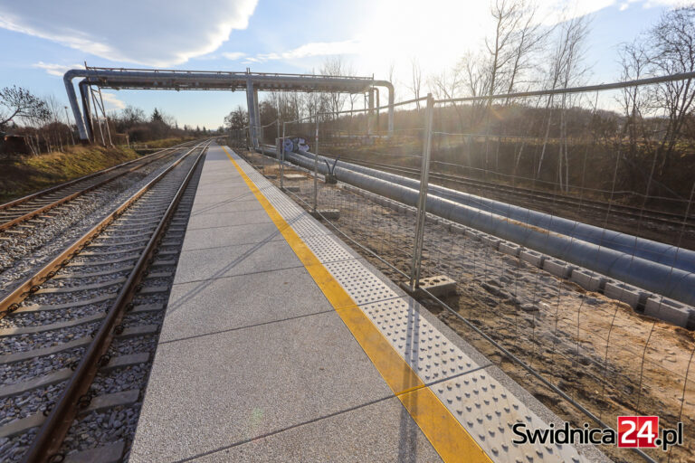 Budują nowy przystanek kolejowy w Świdnicy. Pierwszy peron nabiera kształtów [FOTO]