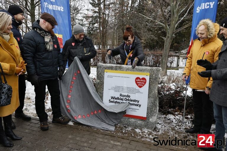 Tablica na rondzie i bieg dla WOŚP. Powiat świdnicki ma za co dziękować orkiestrze [FOTO]