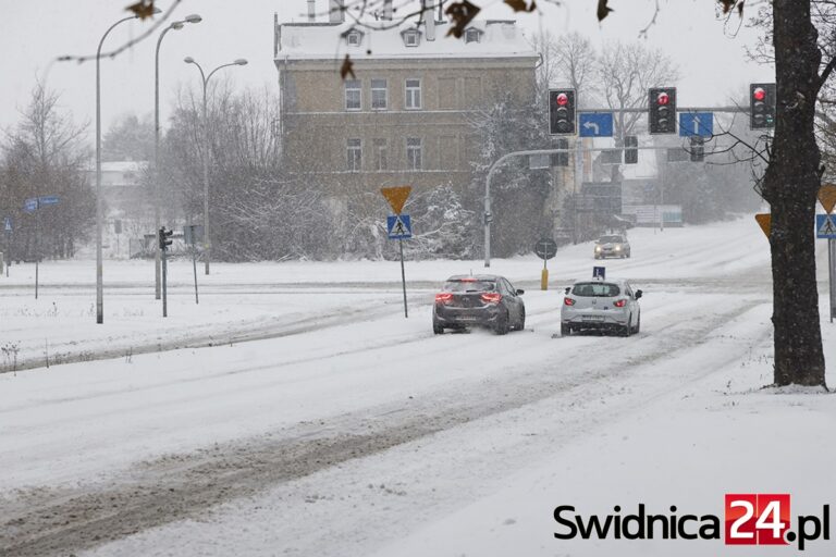 Wróciła śnieżna zima. Gdzie dzwonić w sprawie zasypanych dróg? [FOTO/VIDEO]