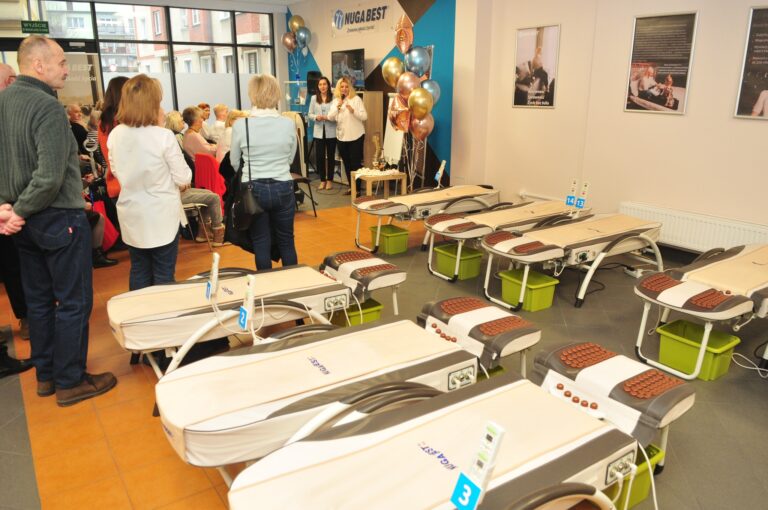 Prezydent Świdnicy na otwarciu salonu kontrowersyjnej sieci. „Seniorzy zostawiają całe emerytury”