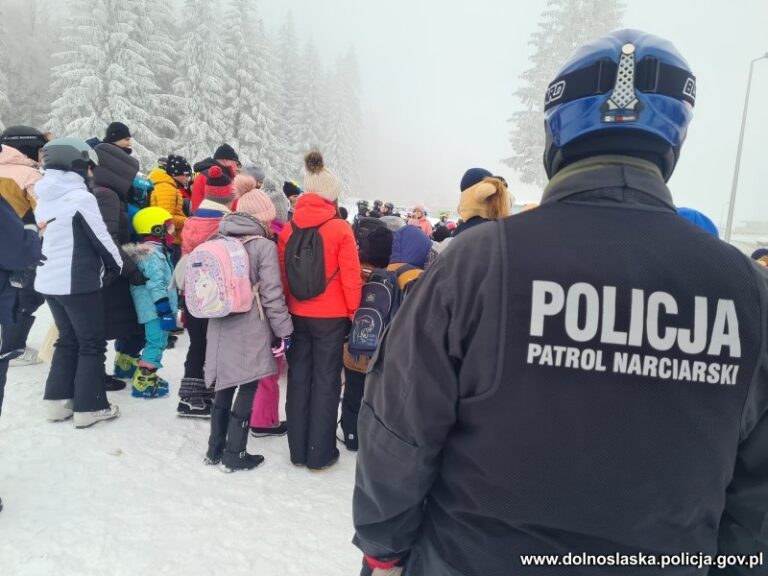 Ferie zimowe. Policjanci przypominają o zasadach bezpiecznego wypoczynku