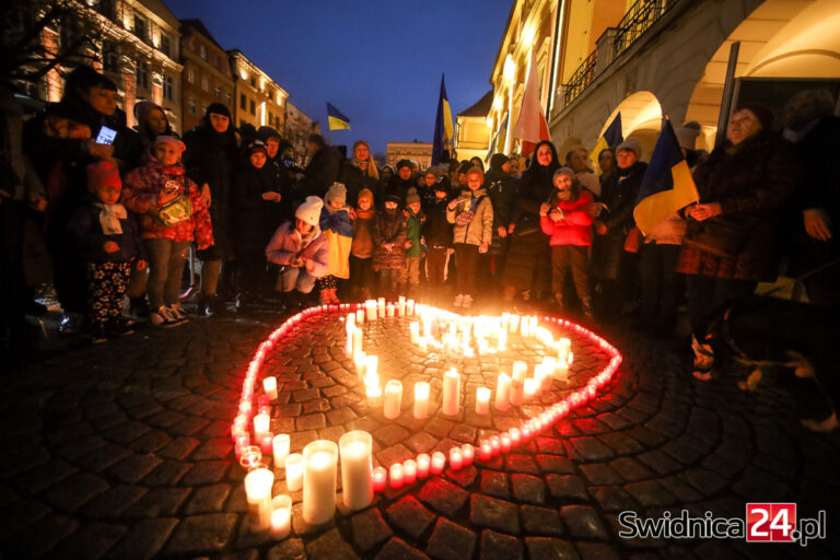 Zamanifestowali swój sprzeciw dla wojny. Świdnica solidarna z Ukrainą [FOTO/VIDEO]