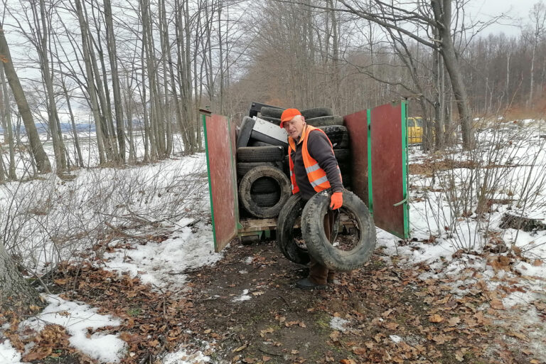 Las grochotowski jak wysypisko. Leśnik i społecznik z Pszenna wyzbierali ponad 2 tony odpadów [FOTO]