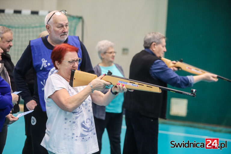 Seniorzy zmagali się z zimowymi konkurencjami sportowymi [FOTO]