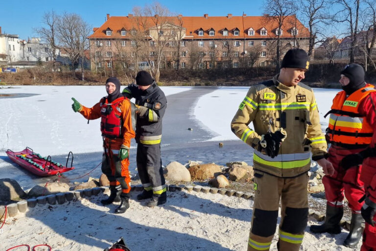 Strażacy ćwiczyli na lodzie. Przypominają o zasadach bezpieczeństwa [FOTO]