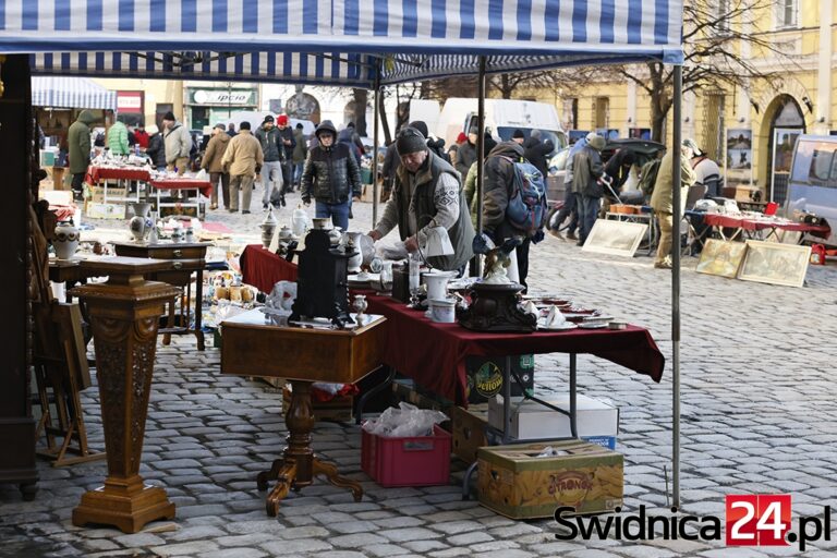 Od łyżki po gramofon. Giełda staroci rozłożyła się w centrum Świdnicy [FOTORELACJA]