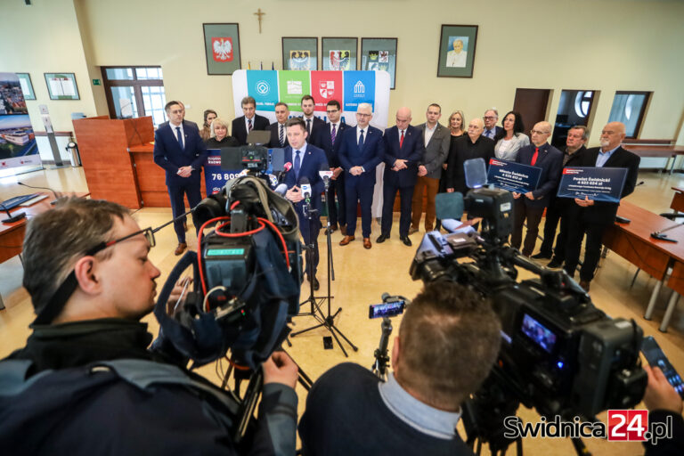 Znów rozdają czeki, tym razem na przebudowę dróg. W Świdnicy remontu doczeka się Inżynierska i Kraszowicka