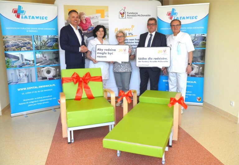 Żeby rodzic mógł być przy dziecku. Nowe łóżka trafiły na pediatrię świdnickiego szpitala [FOTO]