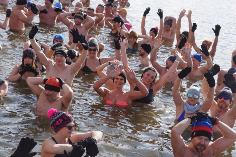 200 „morsów” zanurzyło się w lodowatej wodzie. Cel – uratować zdrowie Edyty Woźniak [FOTO]