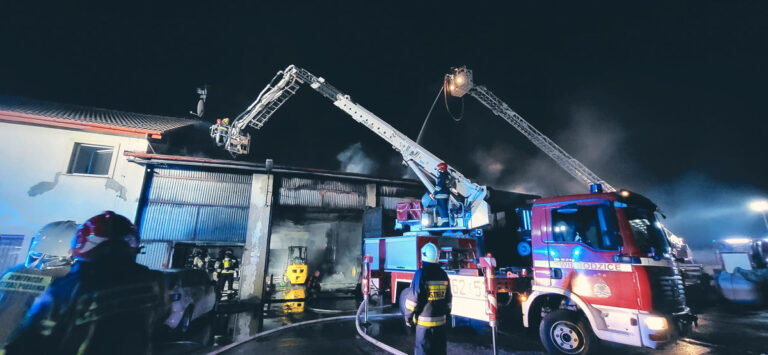 Ogromne straty po pożarze hali w Jaroszowie. Akcja gaśnicza trwała blisko pięć godzin [FOTO]