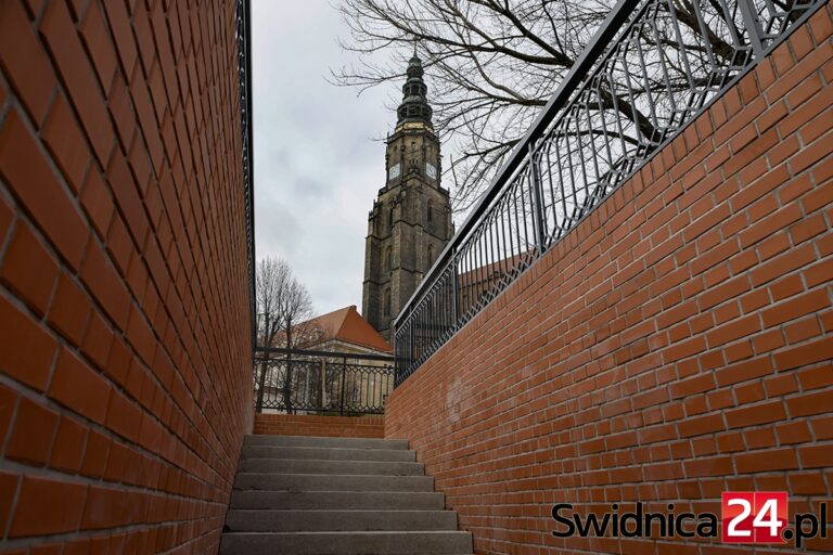 Do niedawna zrujnowane i nieczynne. Przejście przy al. Niepodległości przeszło przemianę [FOTO]