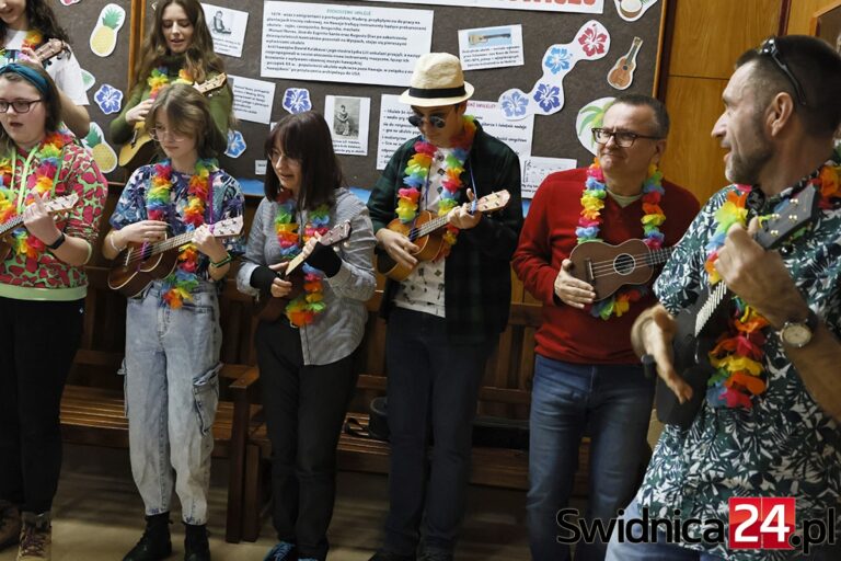 Ukulele królowało w świdnickim Kasprowiczu. W hawajskich rytmach zabrzmiał nawet szkolny hymn [FOTO/VIDEO]