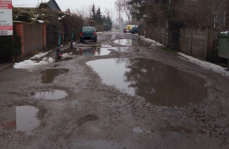 Mogą sobie prosić. Miasto nie wyleje 200 metrów asfaltu na dziurawej Komunalnej