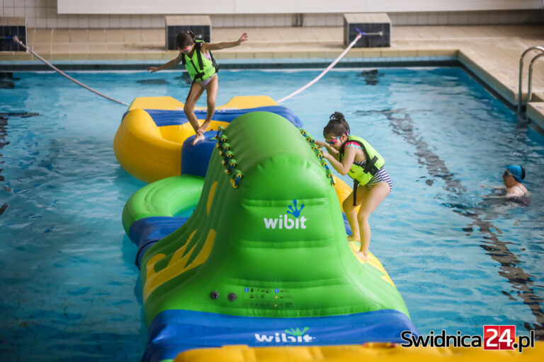 Basen kryty z namiastką aquaparku [FOTO]