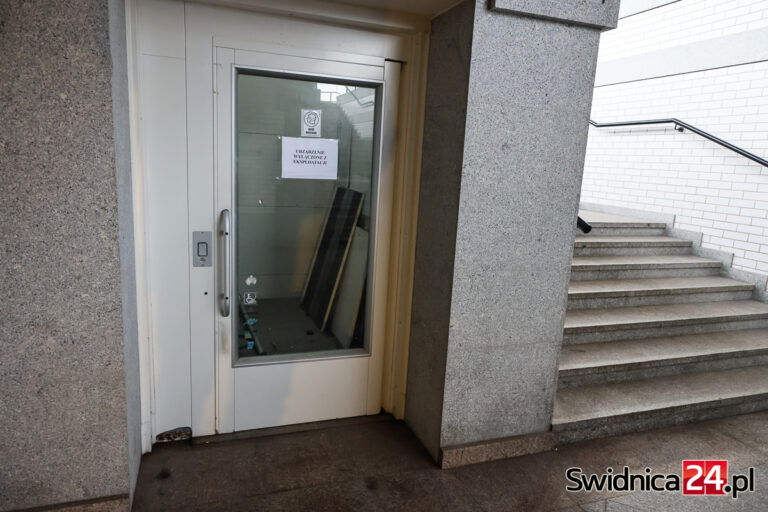 Windy na dworcu jak gorący kartofel. Podróżnym z ciężkimi bagażami oraz niepełnosprawnym pozostaje tymczasem wspinaczka po schodach