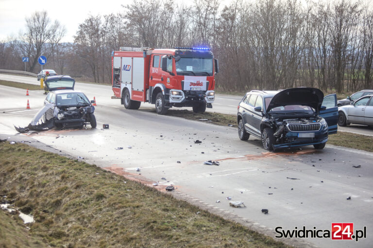 Wypadek na łączniku autostradowym. Jedna osoba została ranna