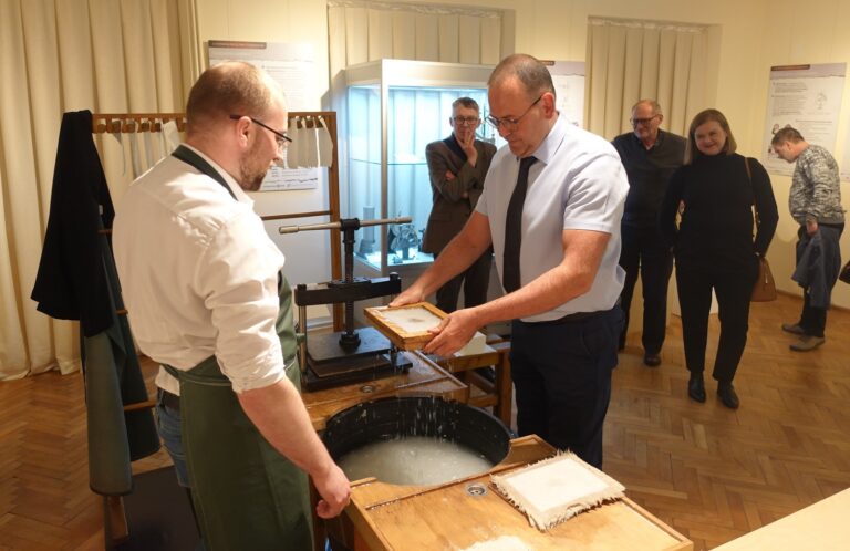 „Z papierem przez dwa tysiąclecia”. Wystawa w Muzeum Dawnego Kupiectwa [FOTO]