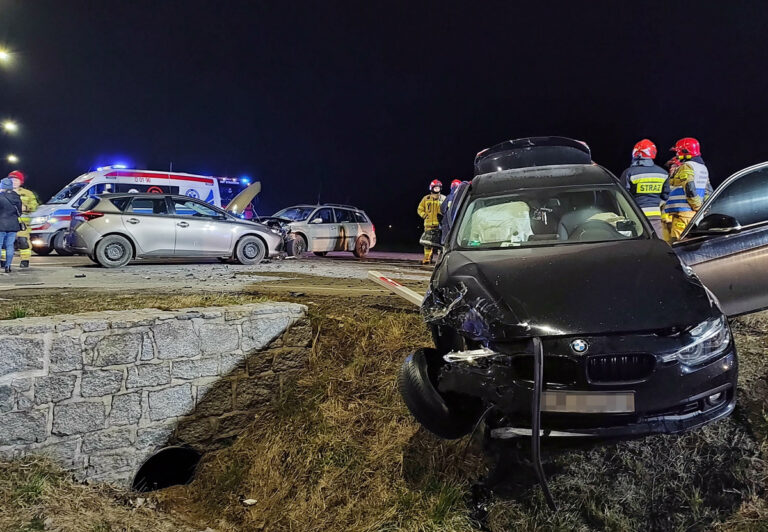 Zderzenie trzech samochodów, 8-miesięczne dziecko zabrane do szpitala [FOTO]